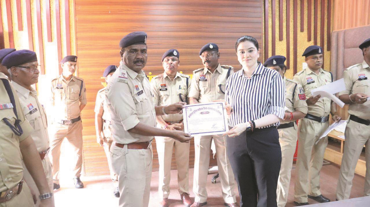 दो सौ पुलिस कर्मचारी सम्मानित