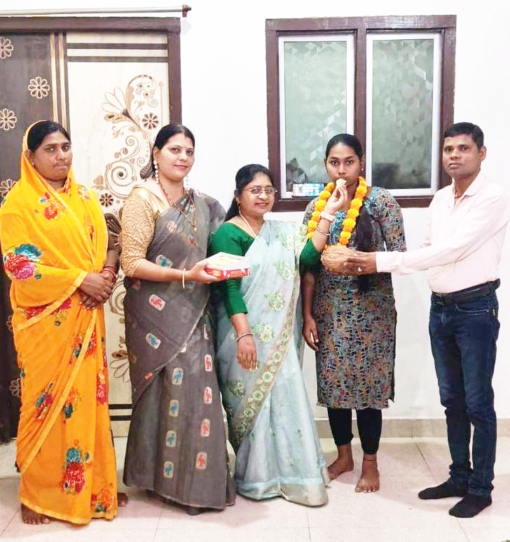 टॉपर प्रेमीन का शाला प्रबंधन समिति  के अध्यक्ष-सदस्यों ने किया सम्मान