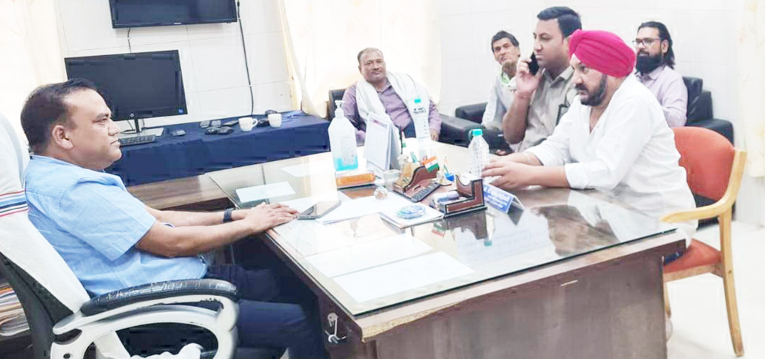 जिला अस्पताल में 4 माह से सोनोग्राफ ी बंद,  एम्बुलेंस से ढो रहे सामान-गुरमीत चावला