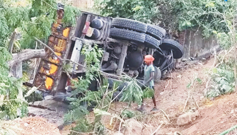 कच्चे लोहे से भरा ट्रक पलटा, 3 जख्मी