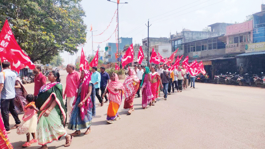 मजदूर दिवस पर निकाली रैली, दिवंगत श्रमिकों को श्रद्धांजलि