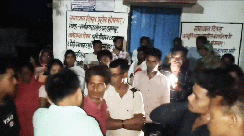  राशन नहीं मिलने पर फूटा गुस्सा, ग्रामीणों ने संचालक को बनाया बंधक