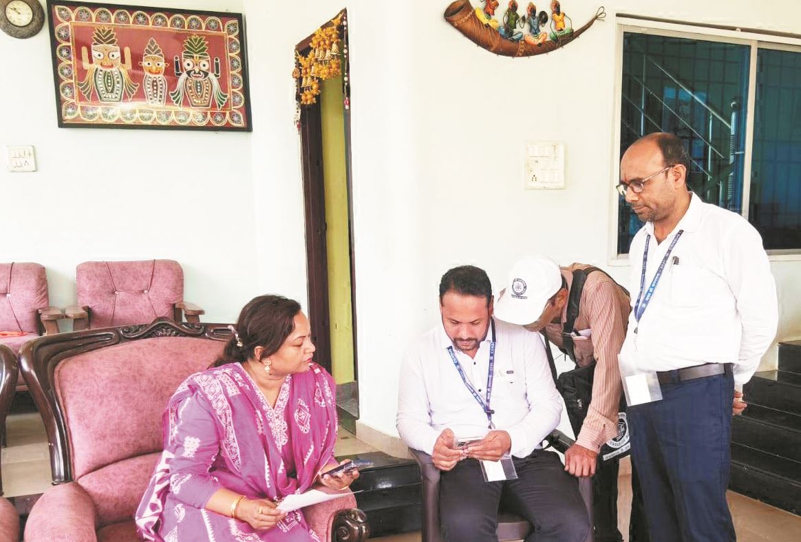 घर-घर सर्वे में जुटे प्रगणक-जनगणना के पहले दिन अभियान तेज