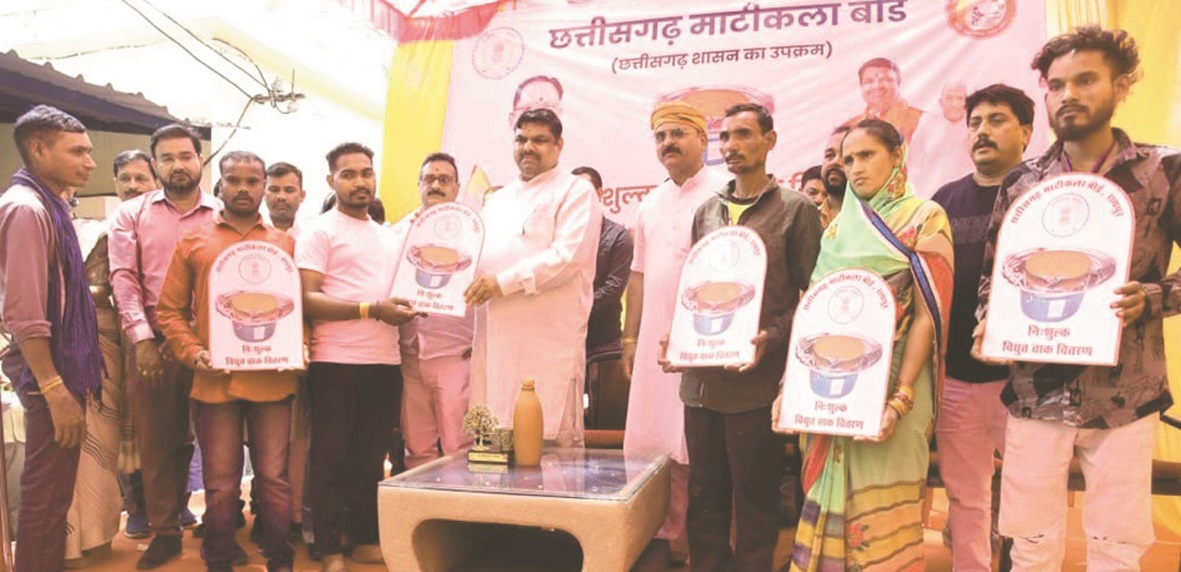 मजदूर दिवस पर 21 कुम्हारों को इलेक्ट्रिक चाक, 200 ई-रिक्शा चालकों को सहायता