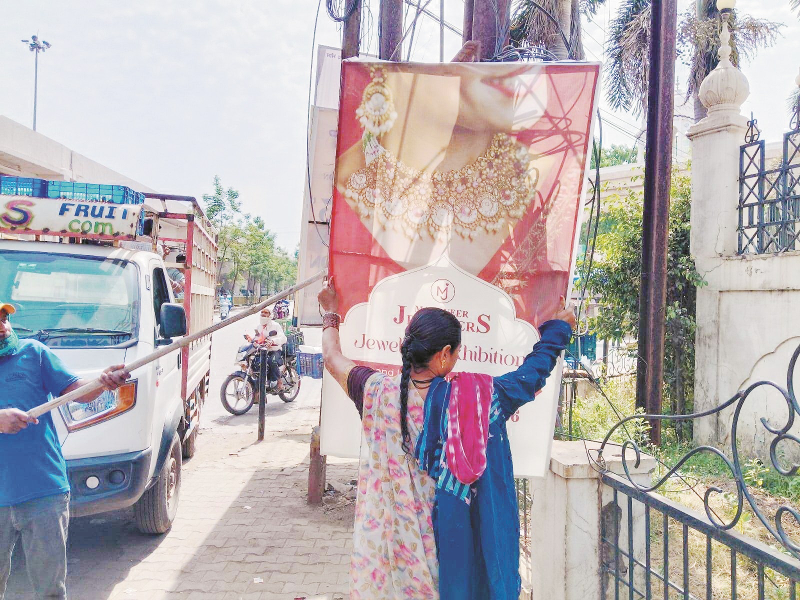 निगम ने हटाया 310 छोटे-बड़े पोस्टर