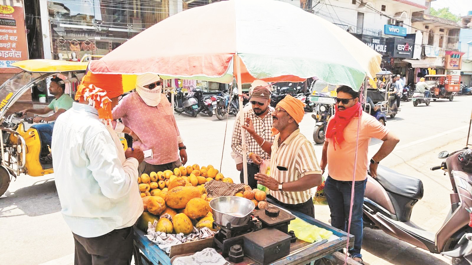 प्रतिबंधित प्लास्टिक : टीम ने की कार्रवाई