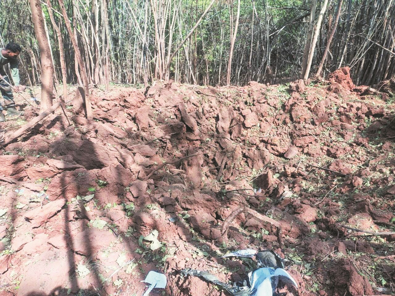 नक्सलियों की बिछाई सुरंग नष्ट करते विस्फोट, इंस्पेक्टर समेत 4 जवान शहीद