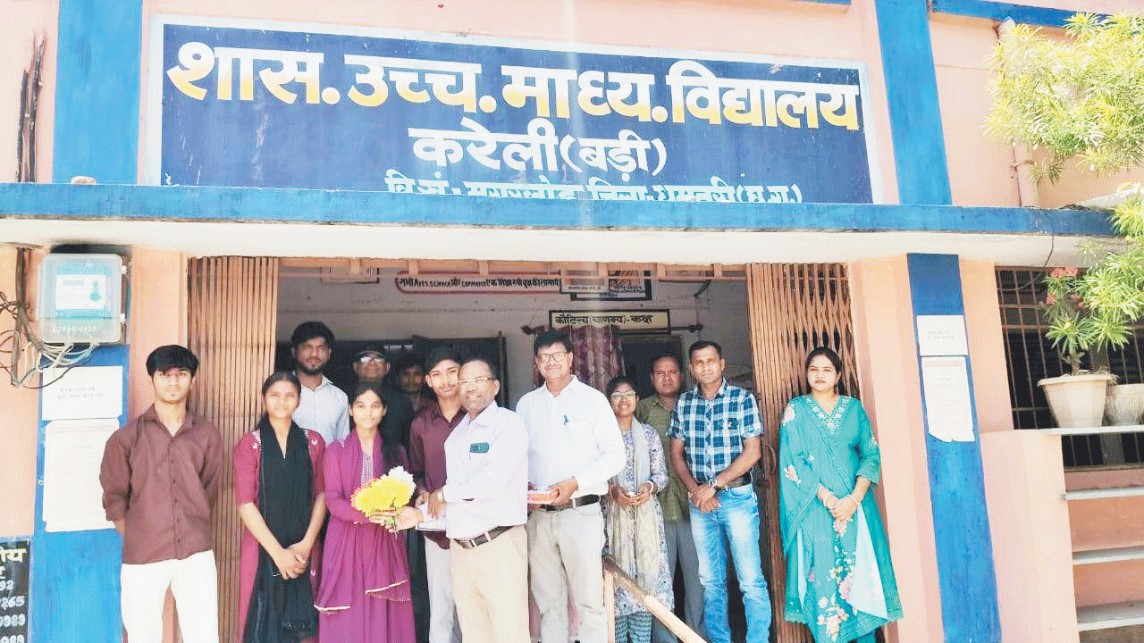 नवापारा स्कूल में 10वीं में कुमकुम, 12वीं में निशा पाल अव्वल