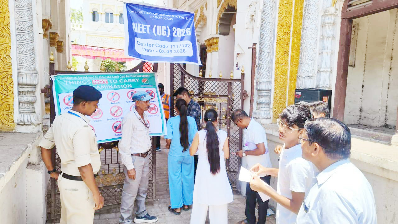 कड़ी जांच के बाद नीट के परीक्षार्थियों को केंद्रों  में मिला दाखिला