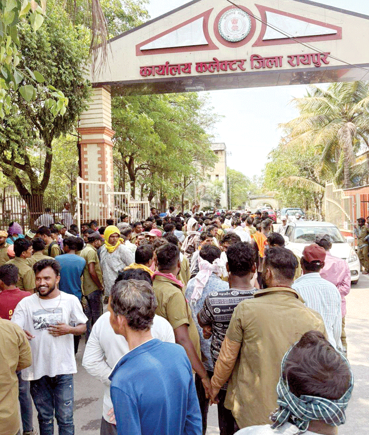 सफाई कर्मी कलेक्टोरेट पहुंचे, वेतन वृद्धि की मांग