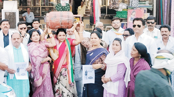 कांग्रेस जिलाध्यक्ष ने सर पर सिलेंडर रख किया महंगाई का विरोध