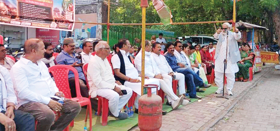 गैस कीमतों में वृद्धि व महंगाई के खिलाफ कांग्रेस का धरना, केंद्र सरकार की नीतियों पर साधा निशाना