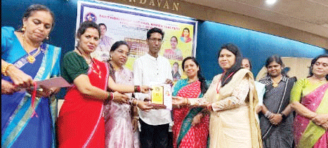 शिक्षिका दीपा मांझी को सावित्री बाई फुले अवॉर्ड