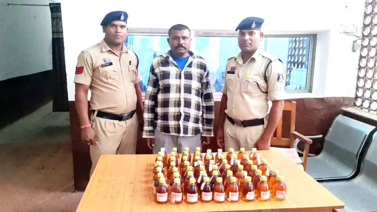 अवैध शराब बेचते जिलाबदर पकड़ाया