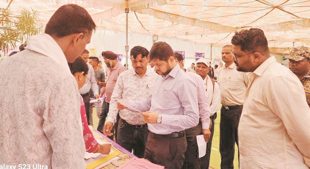 जुनवानी शिविर का कलेक्टर ने किया निरीक्षण, योजनाओं का लिया जायजा