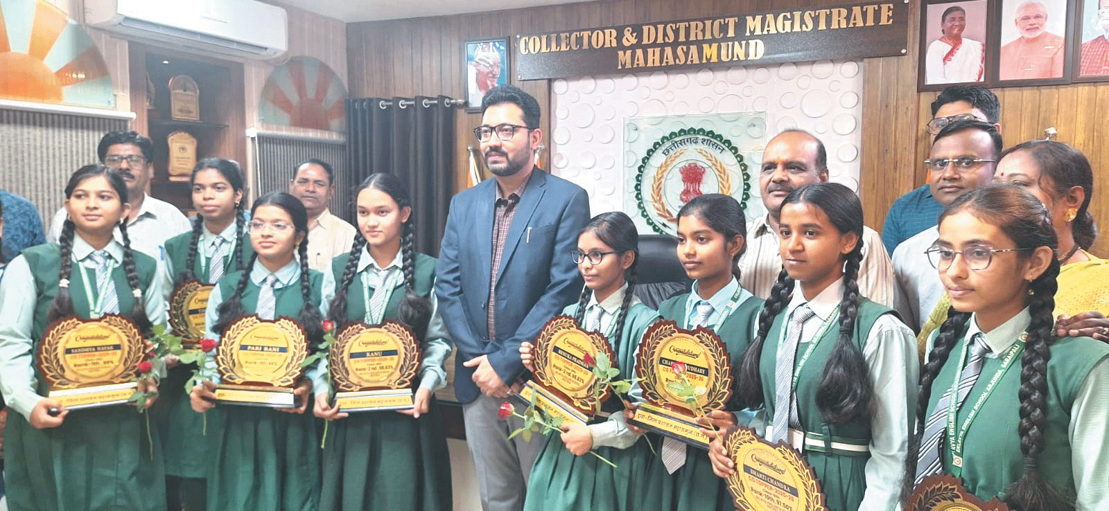 मेरिट सूची में शामिल बेटियों का कलेक्टर ने किया सम्मान