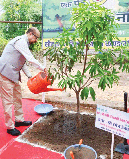 राज्यपाल ने जिला कार्यालय परिसर में किया पौधरोपण