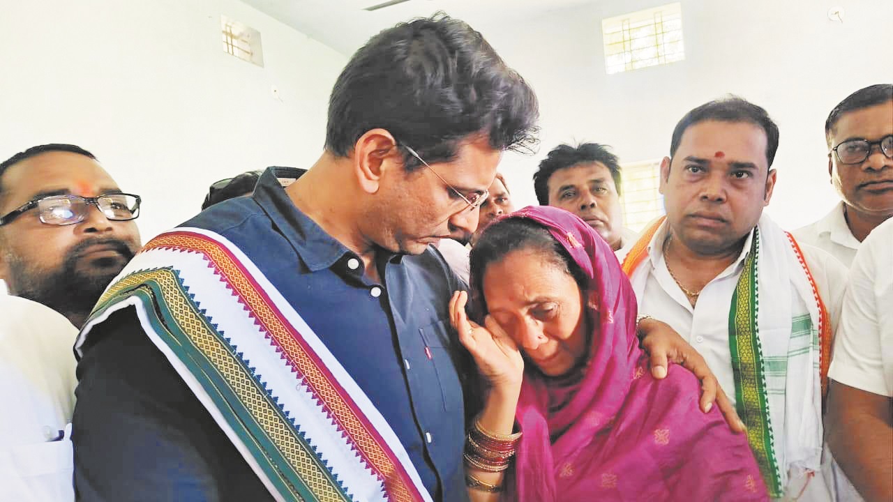 भिलाई विधायक देवेन्द्र को देखकर फफक पड़ी फुलबासन