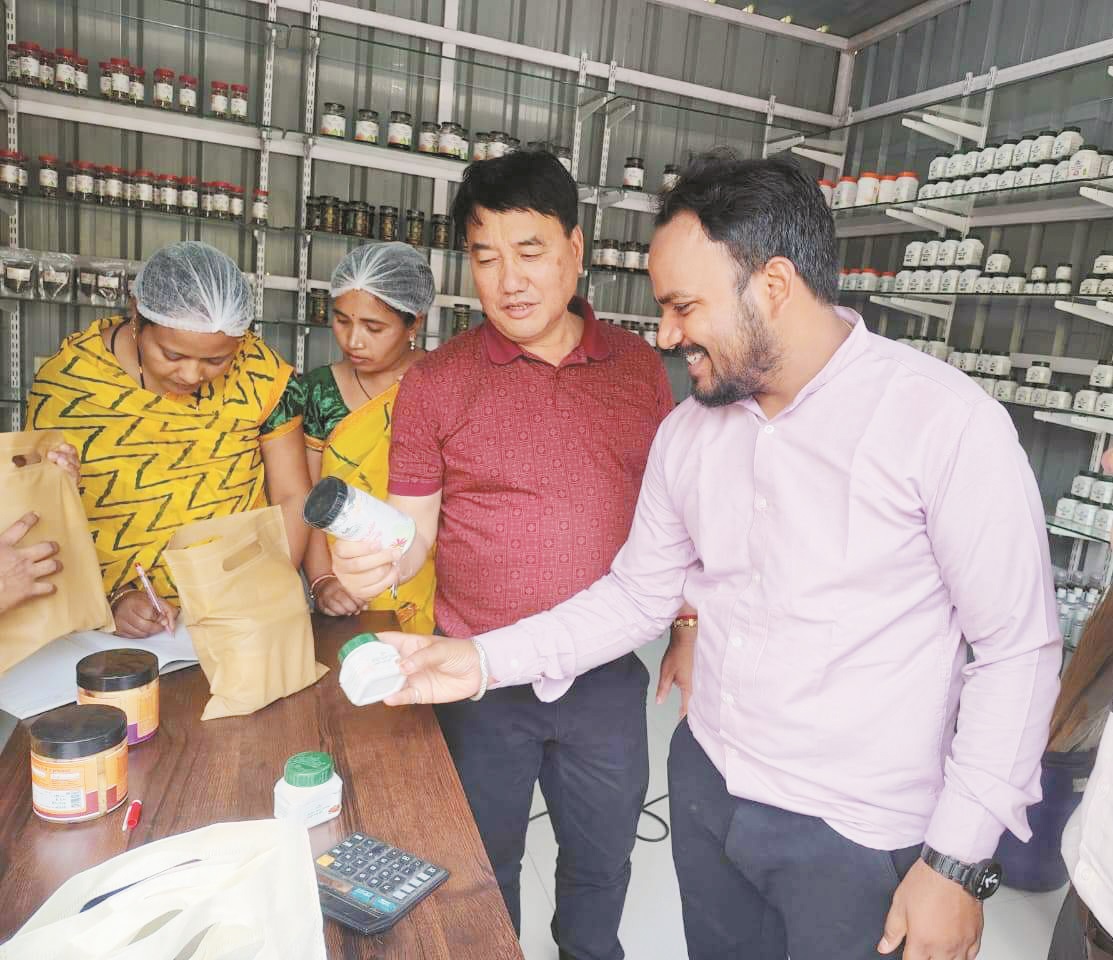 प्रतिनिधि मंडल ने किया महुआ प्रसंस्करण केंद्र का भ्रमण