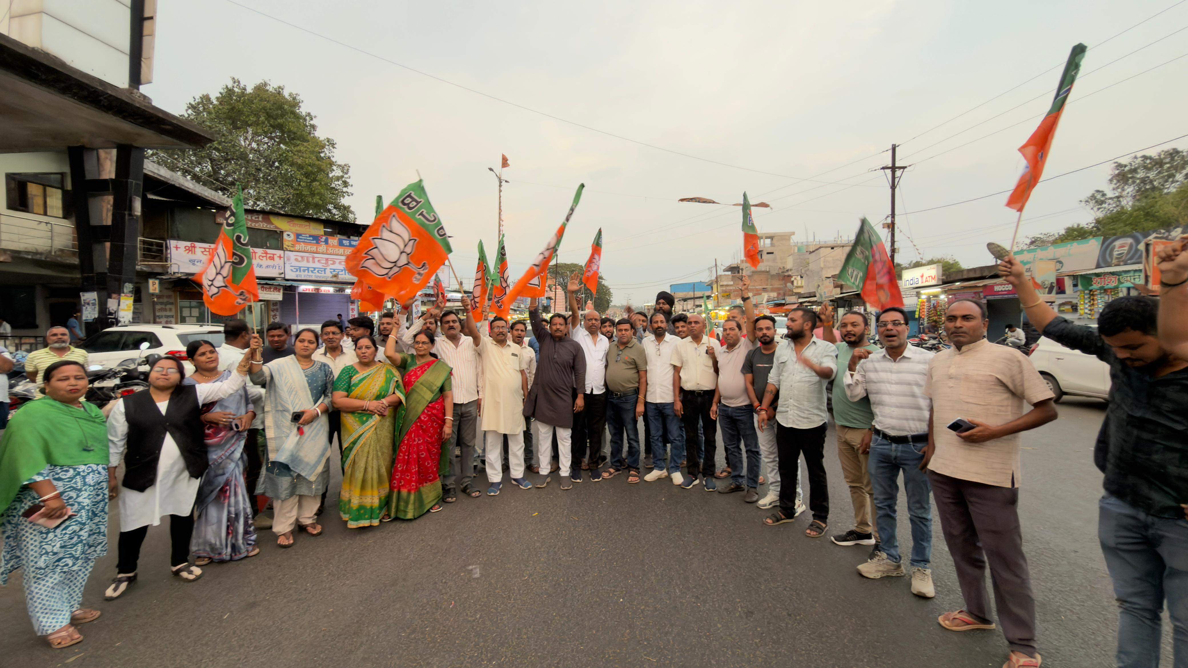 बंगाल, असम, पुडुचेरी की जीत पर भाजपाइयों ने मनाया जश्न