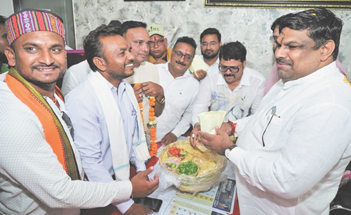 भाजपा ने झालमुड़ी बांटकर मनाया जीत का जश्न