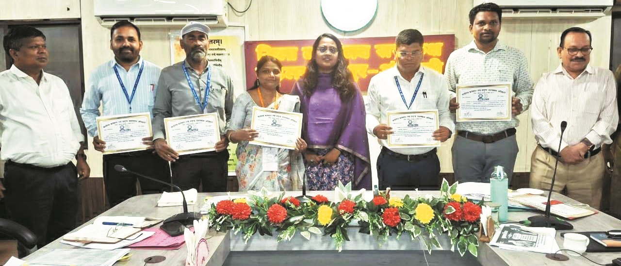 प्रगणक-पर्यवेक्षकों को कलेक्टर ने किया सम्मानित