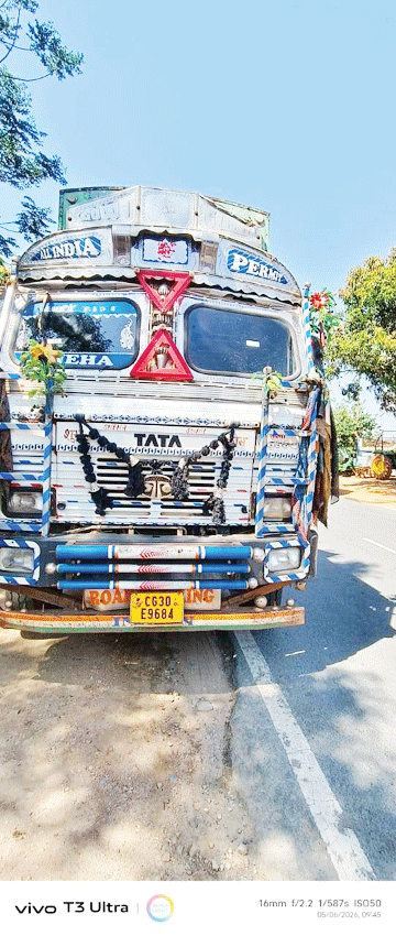 प्रतिबंध के बावजूद दौड़ रहे बॉक्साइट ट्रक