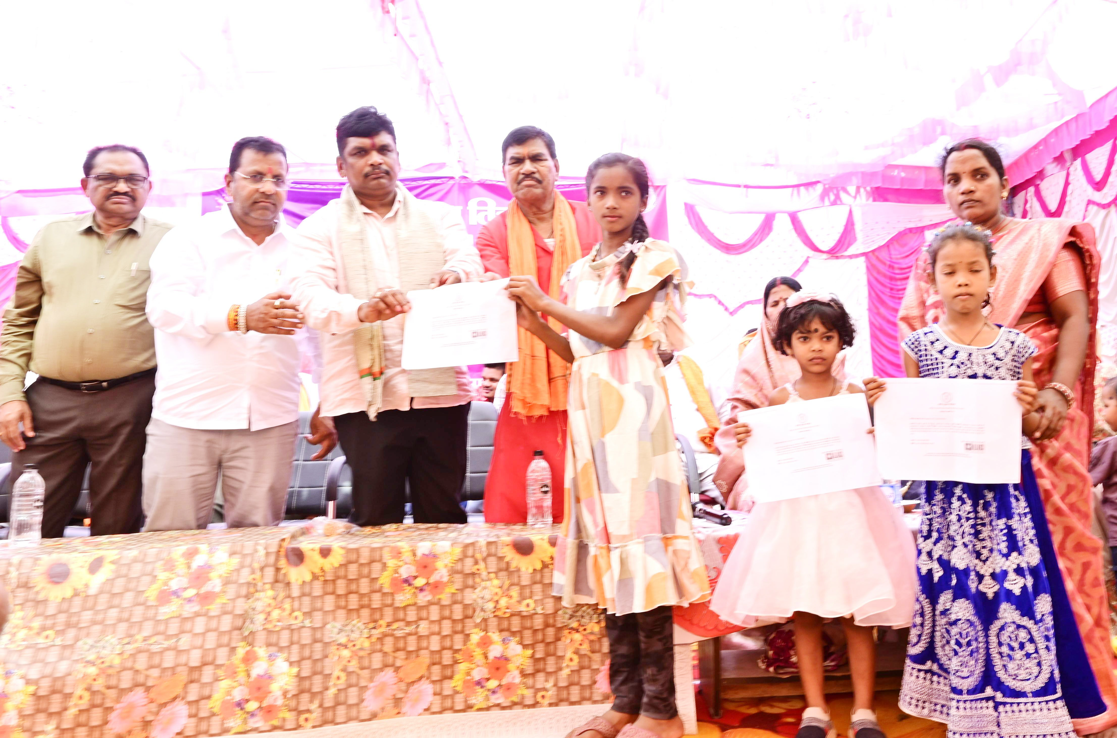ग्रामीण क्षेत्रों के समग्र विकास के लिए प्रशासन प्रतिबद्धता के साथ काम कर रहा-भीखम ठाकुर