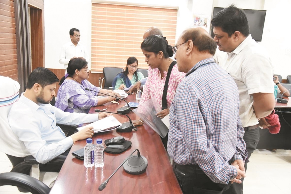 जनदर्शन में आवास, पेयजल और अवैध कब्जा हटाने गुहार