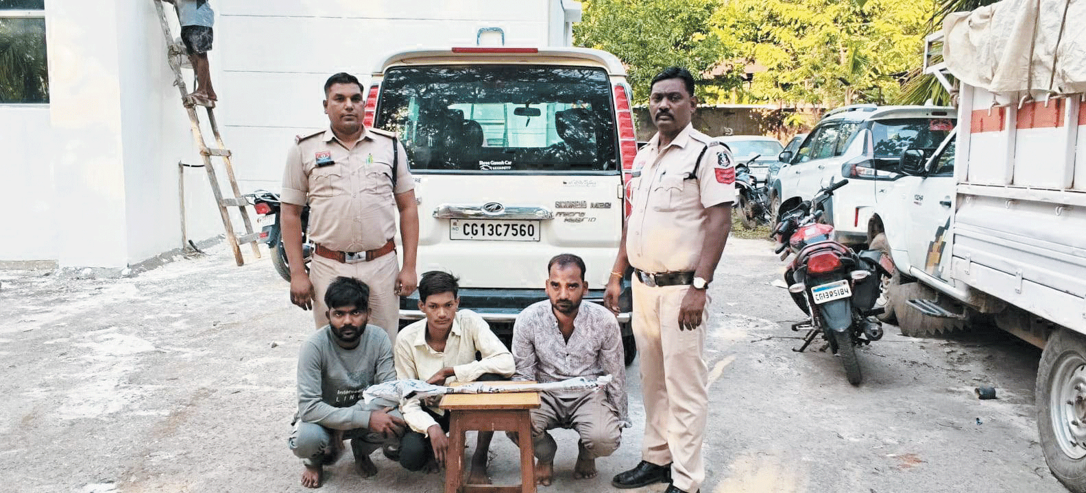 खुलेआम तलवार लहरा रहे तीन गिरफ्तार