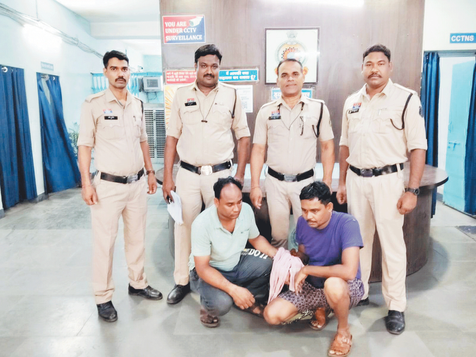 महिला से छेड़छाड़ व विरोध करने पर पति से मारपीट, दो गिरफ्तार