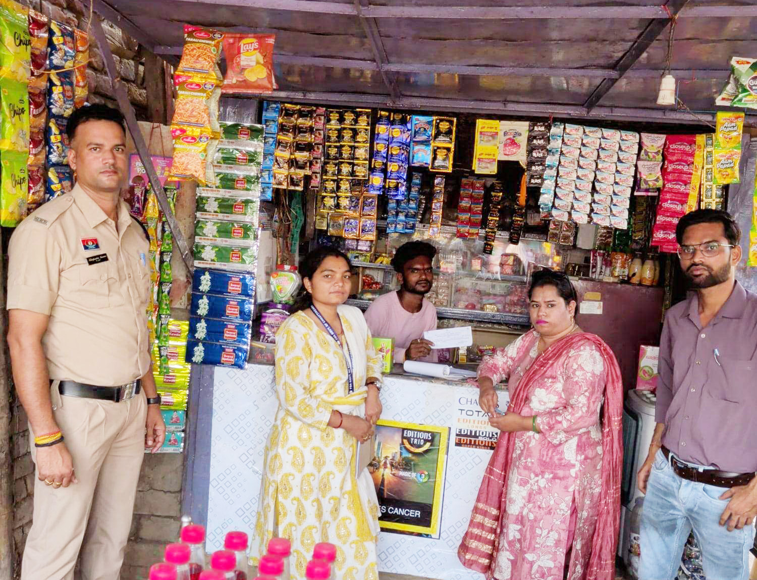 दुकानों में मादक पदार्थ बिक्री की जांच, चालान काटा