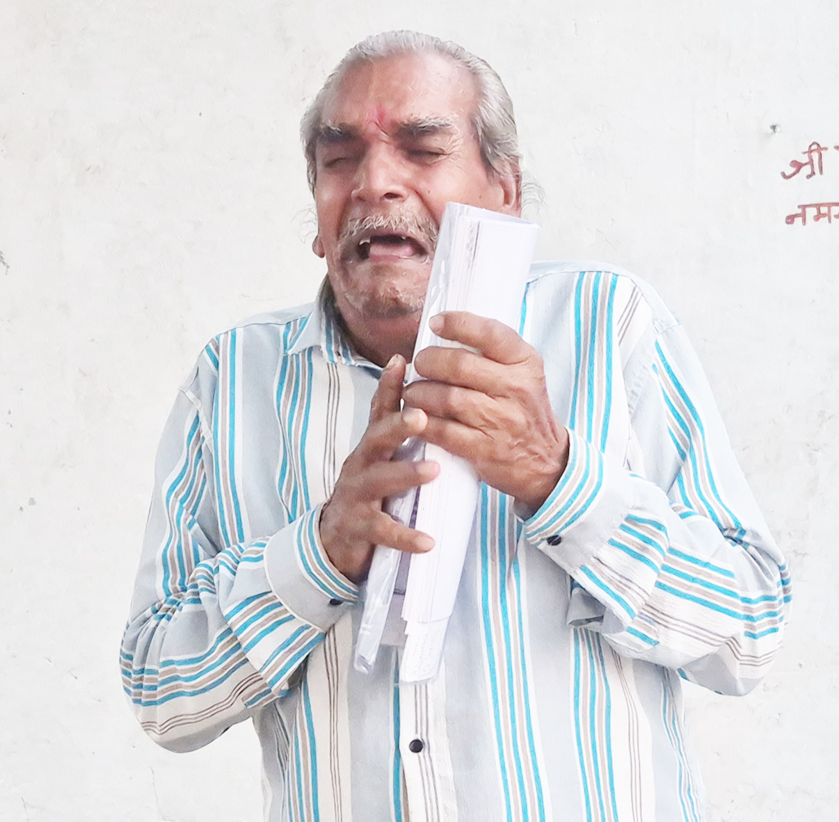 जमीन पर अवैध कब्जे से परेशान  बुजुर्ग ने दी आत्मदाह की चेतावनी