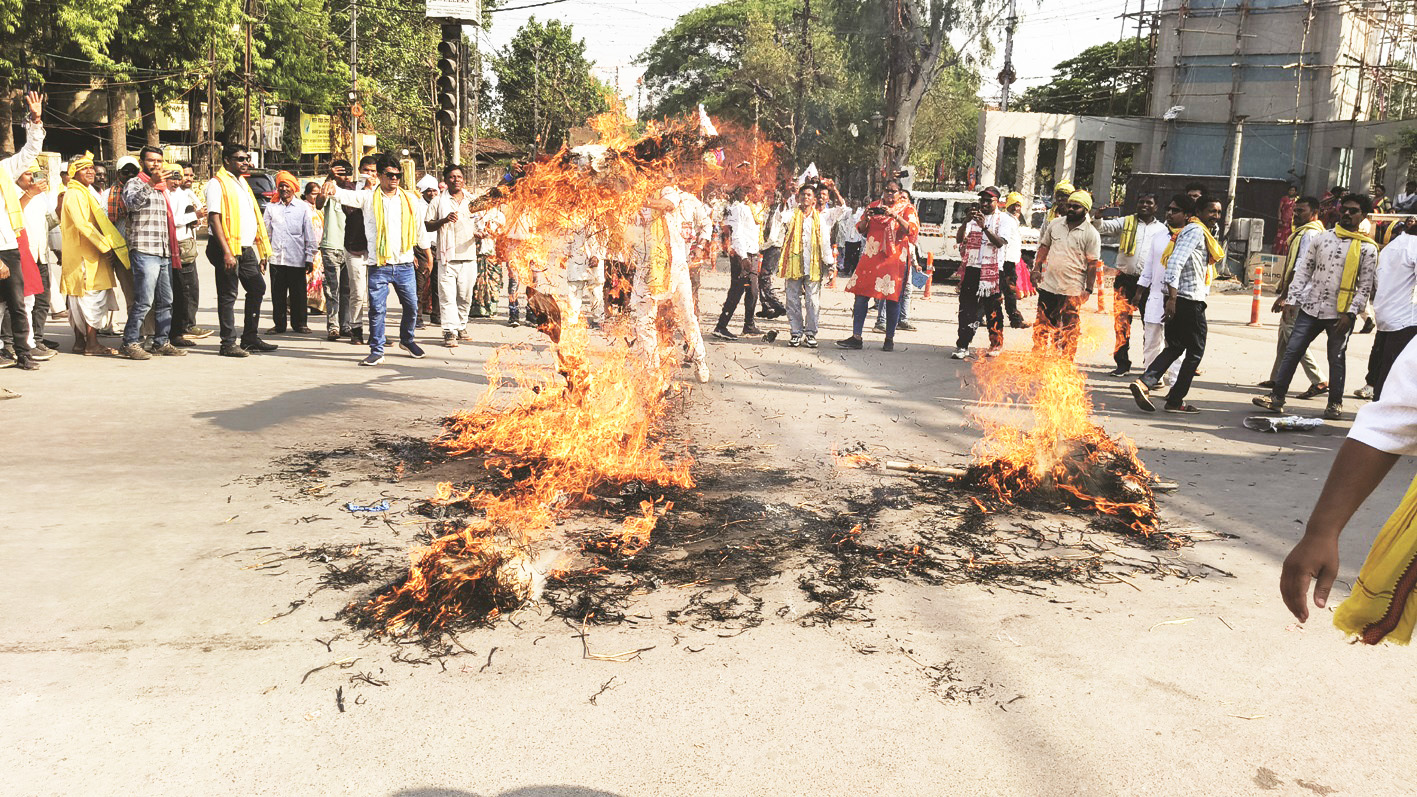 आदिवासी गोंड़ समाज ने कलेक्टोरेट घेरा, देवालय का ताला खुलवाने चक्काजाम भी  पुतला दहन