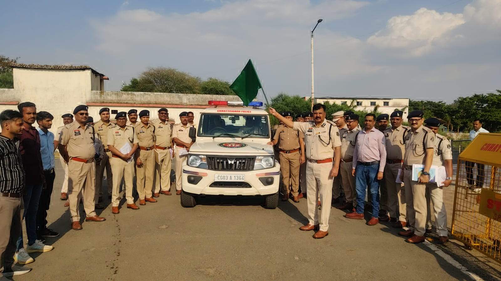 सूरजपुर में डॉयल 112 सेवा का ट्रायल शुरू, एसएसपी ने दिखाई झंडी