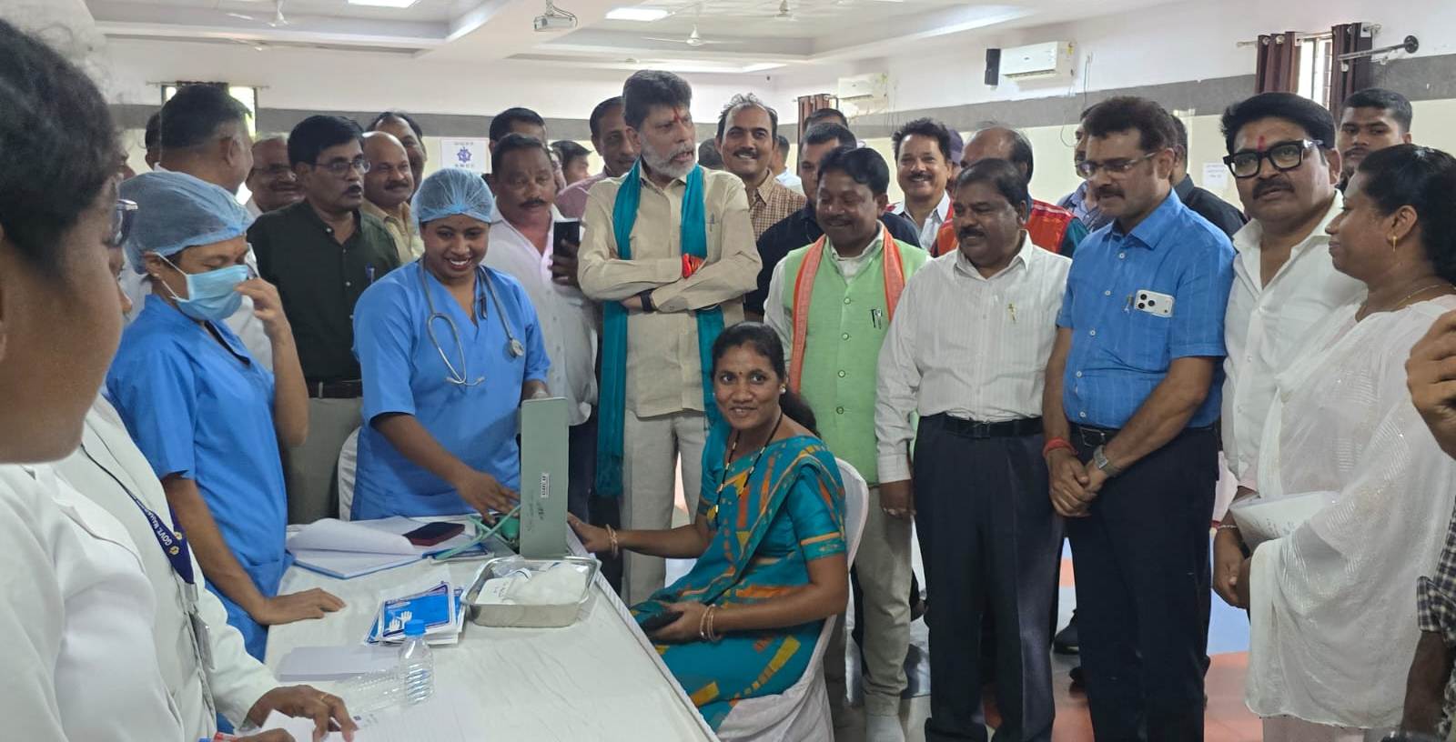 विश्व रेडक्रॉस दिवस पर महारानी अस्पताल में महिला स्वास्थ्य शिविर