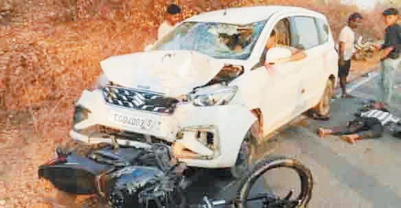 कार ने बाइक को मारी टक्कर, तीन युवक गंभीर