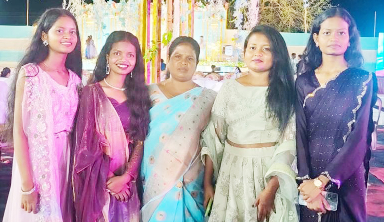  शहादत के बाद टूटा घर, लेकिन नहीं टूटी मां...  चार बेटियों के लिए खुद बन गई पिता की परछाई