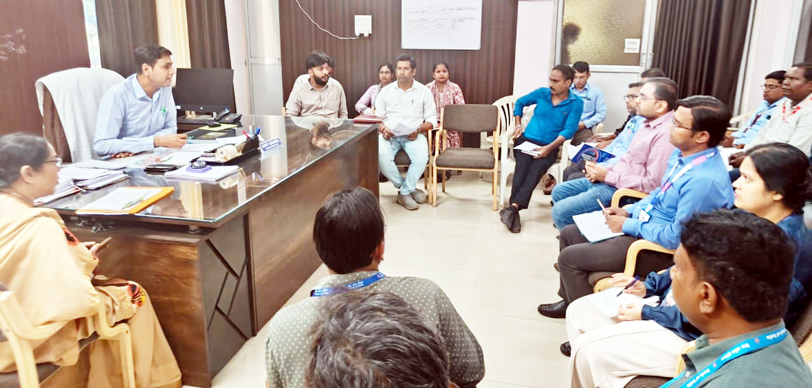 पीएम स्वनिधि योजना के लंबित प्रकरणों के निराकरण के लिए निगम आयुक्त ने ली बैंकर्स की समीक्षा बैठक