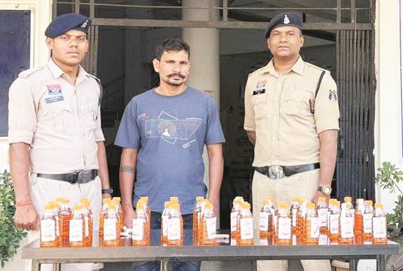 अवैध शराब संग आरोपी गिरफ्तार, बाइक जब्त