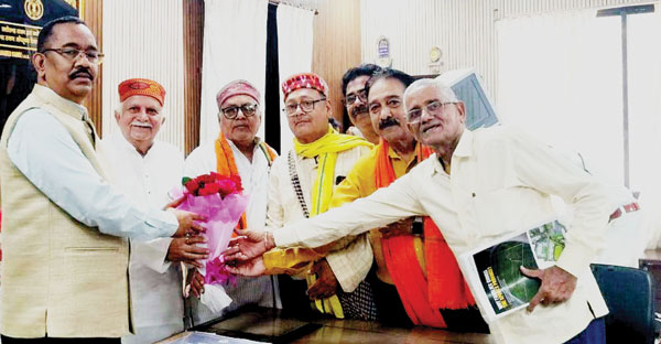 रिटायर होते ही पीपीओ जारी करने कमिश्नर से मिले पेंशनर