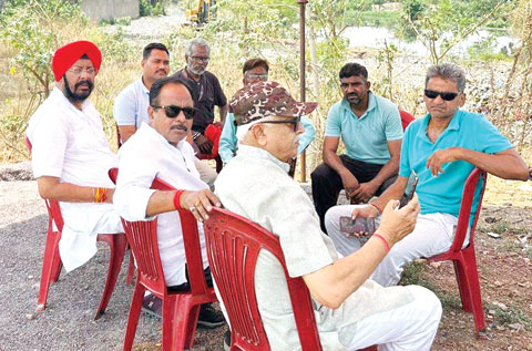 सभापति के वार्ड में नाला जाम, घरों में घुसा गंदा पानी..कांग्रेसी धरने पर