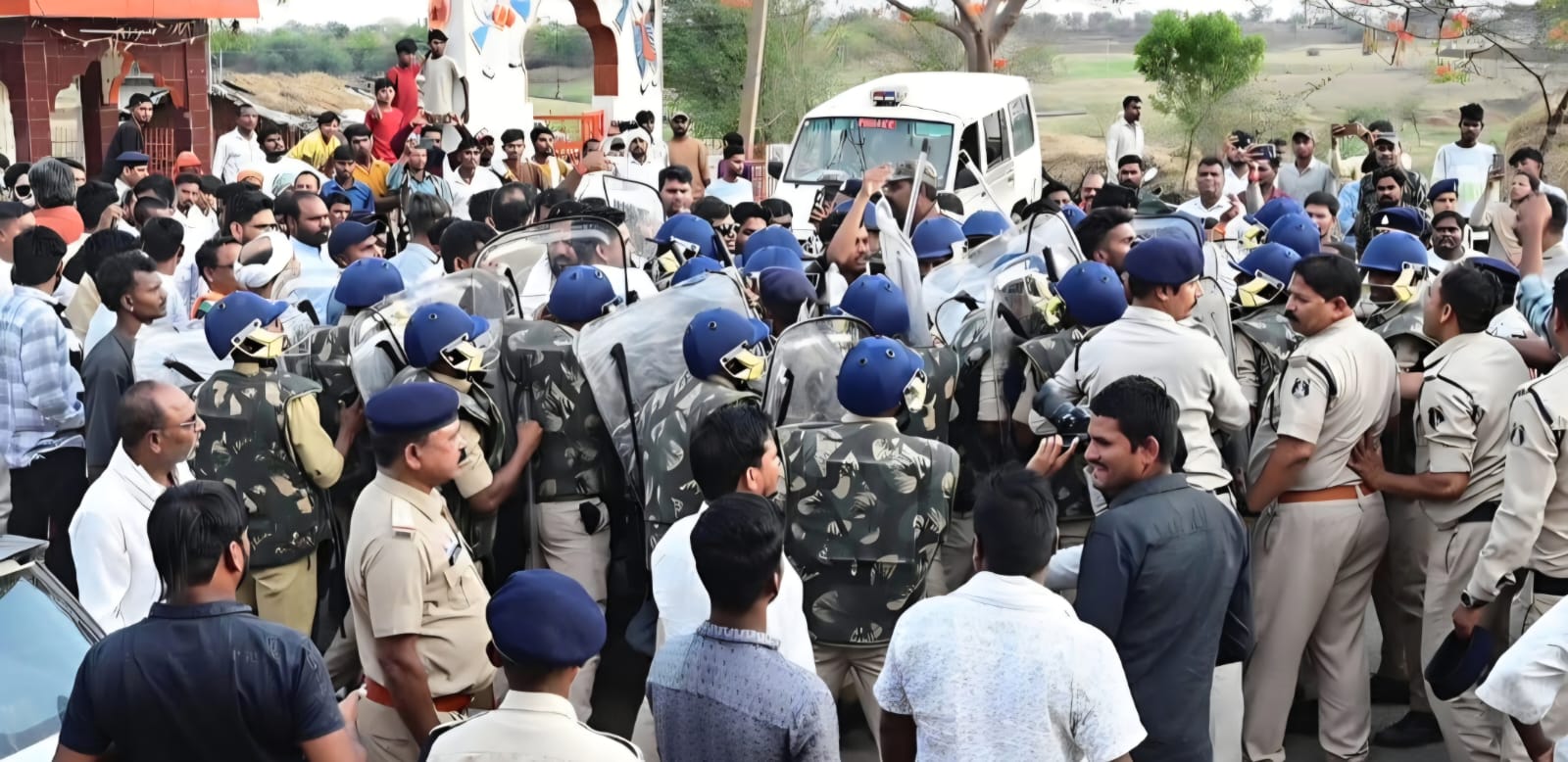 प्रतीकात्मक शव यात्रा पर बवाल   देवेंद्र समेत 17  पर एफआईआर