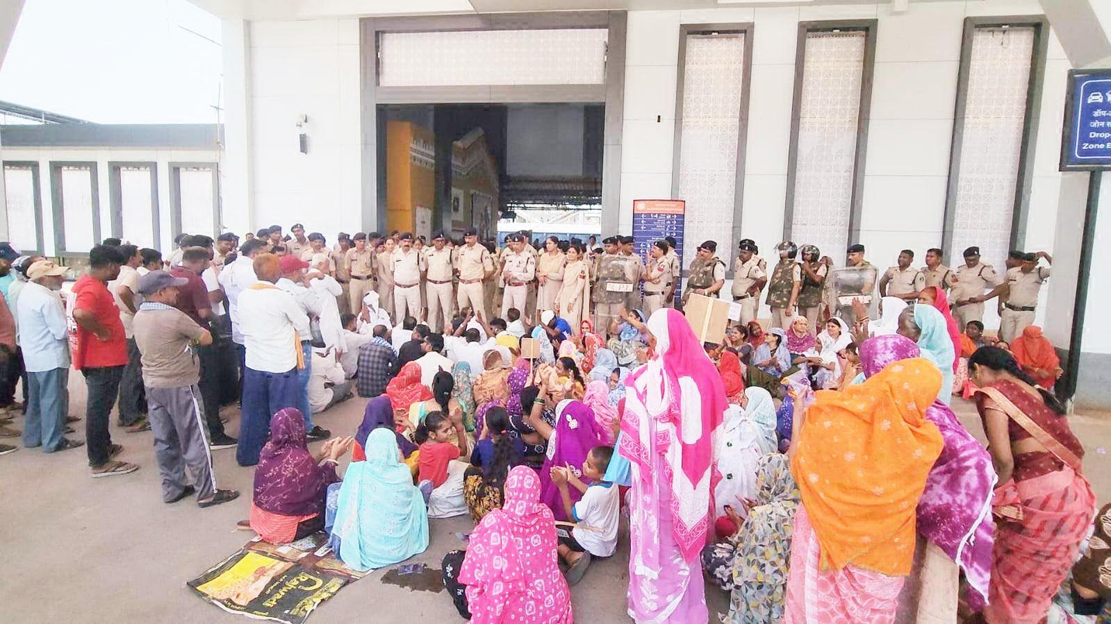  रेल्वे अंडरब्रिज के अधूरे निर्माण को  शुरू करने कांग्रेस का जंगी प्रदर्शन