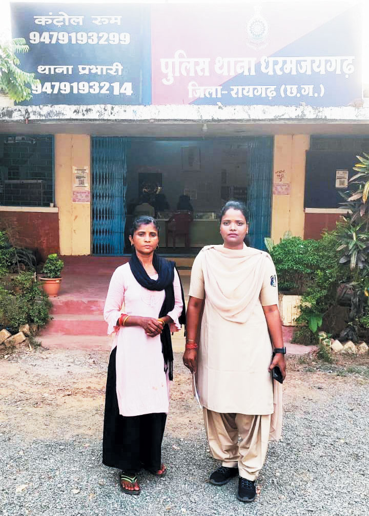 मोबाइल दुकान में चोरी, दो नाबालिग-महिला गिरफ्तार