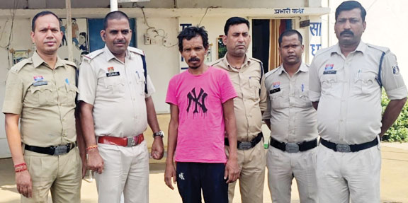 मुआवजे की राशि देने से इंकार पर मां की हत्या, आरोपी बेटा गिरफ्तार