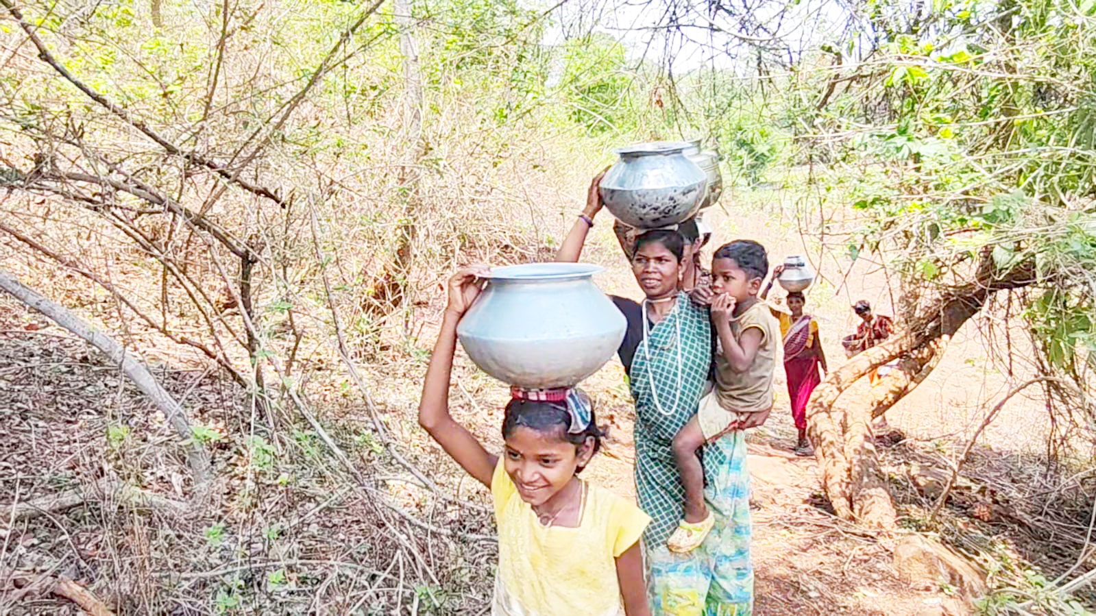 बूंद-बूंद पानी को तरसता अबूझमाड़ का कारकानार,  झरिया और नालों का पानी पीने मजबूर ग्रामीण