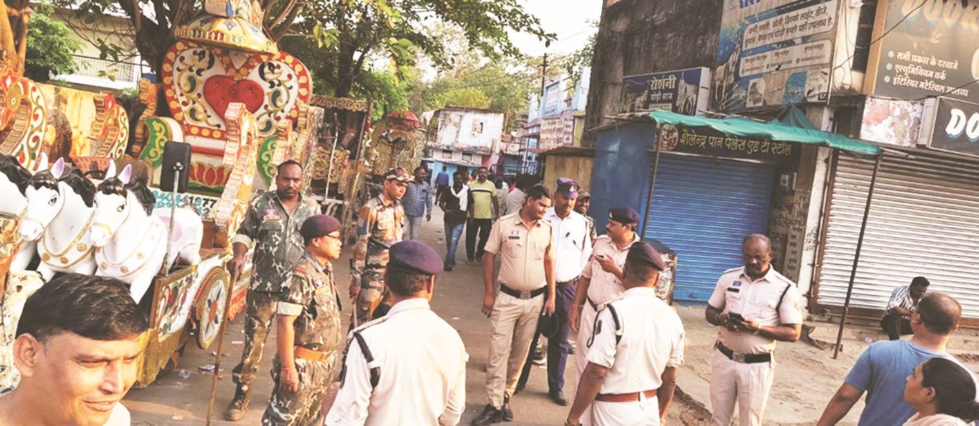 चेकिंग अभियान, पुलिस ने संदिग्ध व्यक्तियों को पकड़ा