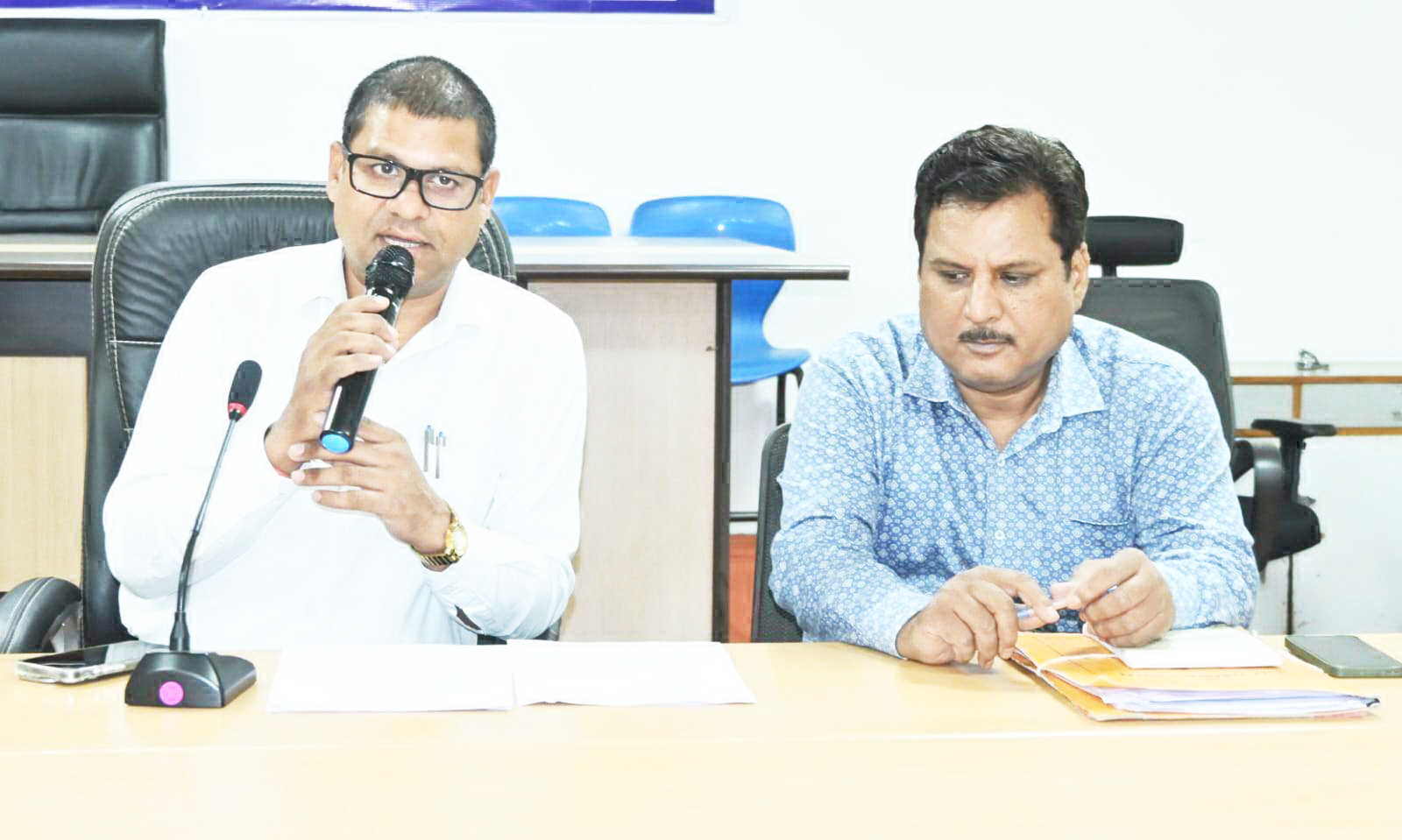 स्व सहायता समूहों की महिलाओं के साथ निगम कर्मचारियों की बैठक
