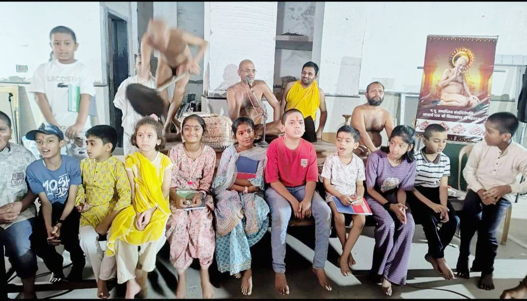हजारों लोगों के बीच बच्चों  का थर्ड आई प्रदर्शन